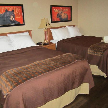 Boarders Inn & Suites By Cobblestone Hotels In Waukon Exterior photo