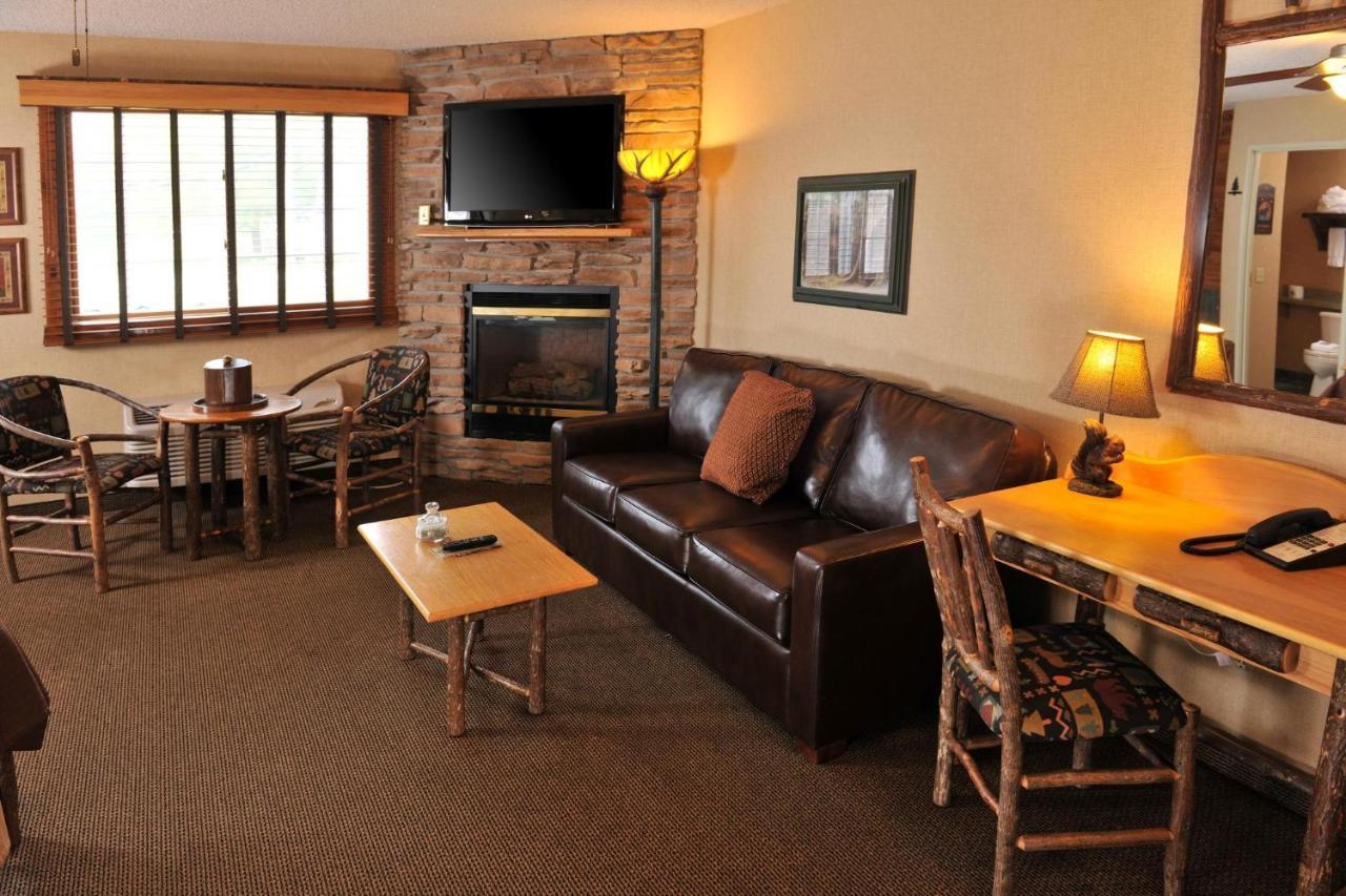 Boarders Inn & Suites By Cobblestone Hotels In Waukon Exterior photo